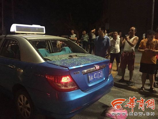 北长安街已由交警交通管制，路旁的一辆出租车玻璃遭到强烈冲击被震碎