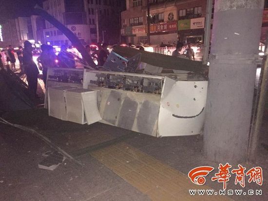 北长安街的一个变电箱遭到冲击后倒在路边