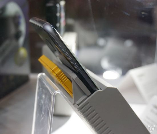 一个曾经是愚人节玩笑的产品不免让人怀疑，但是放心，Hyperkin 在 E3 上展示了 Smart Boy 的进展。而且外媒也已经放出了它运行 Game Boy Color游戏《口袋怪兽》的图片。