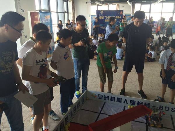 首届泉城“小创客”杯机器人校级联赛总决赛在华强广场举行