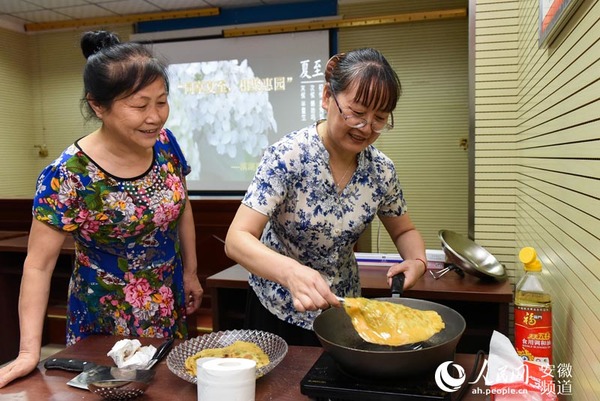 人民网合肥6月20日电（记者 苗子健）谚语说：“冬至饺子夏至面。”6月21日就是夏至了，每逢夏至，合肥市民都有吃面食的习俗，其中，“夏至饼”就是当地人最爱吃的美食之一。通常的做法是将鸡蛋、韭菜、粉丝、肉丁等食材切碎，佐以调料搅拌在一起，夹在面饼中下锅煎至金黄焦脆即可食用。