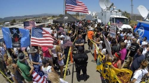 资料图：美国边境地区居民抗议政府的非法移民政策美联社