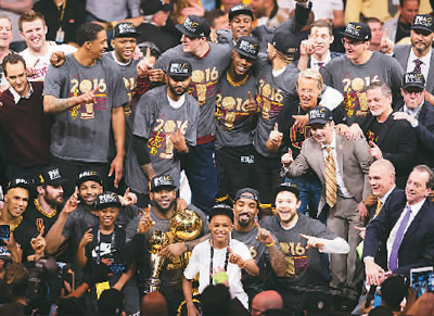 6月20日，在NBA总决赛第七回合比赛中，克里夫兰骑士队以93∶89战胜金州勇士队，以4∶3的总比分夺得总冠军。图为骑士队在颁奖仪式上合影。