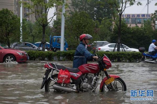 6月20日，合肥暴雨袭城，高新区中海原山小区附近的湖光路、枫林路、仰桥路、雪霁路、万泽路等多个路口，全部沦陷成一片泽国，多个交口水深超过半米，整个蜀山产业园片区几乎堵成停车场。为了快速排水，很多下水井的井盖被打开，令人感动的是，一些好心人为防止车辆行人陷入，卷起裤脚站在窨井边当人肉路障。