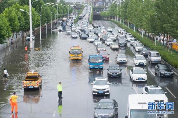 6月20日，合肥暴雨袭城，高新区中海原山小区附近的湖光路、枫林路、仰桥路、雪霁路、万泽路等多个路口，全部沦陷成一片泽国，多个交口水深超过半米，整个蜀山产业园片区几乎堵成停车场。为了快速排水，很多下水井的井盖被打开，令人感动的是，一些好心人为防止车辆行人陷入，卷起裤脚站在窨井边当人肉路障。