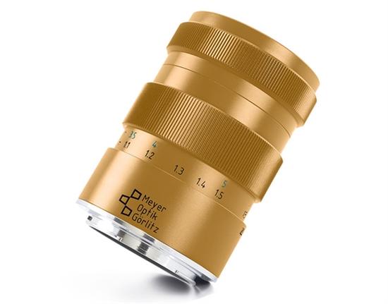 其中，梅耶总共将发售100只纯钛版Trioplan f2.8/100镜头，单价为2499美元（约16435元人民币）；黄金版更为稀少，Trioplan f2.8/100只有10只，单价高达3499美元（约23012元人民币）。