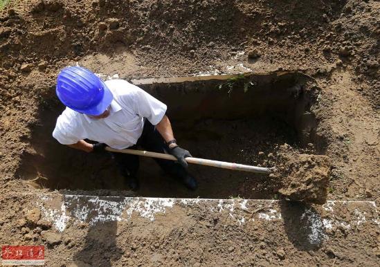 当地时间2016年6月3日，匈牙利德布勒森，匈牙利墓地运营商协会在一处公墓举办首届全国挖坟墓大赛。