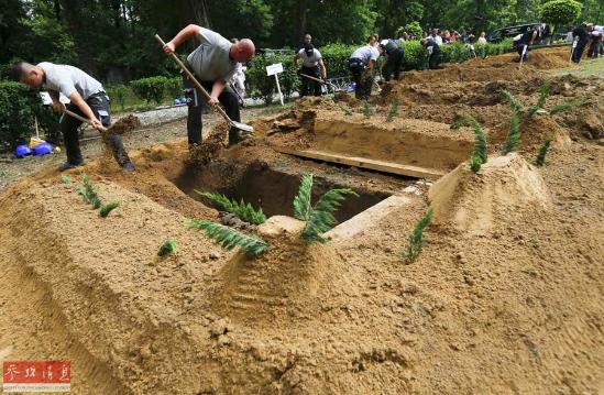 当地时间2016年6月3日，匈牙利德布勒森，匈牙利墓地运营商协会在一处公墓举办首届全国挖坟墓大赛。