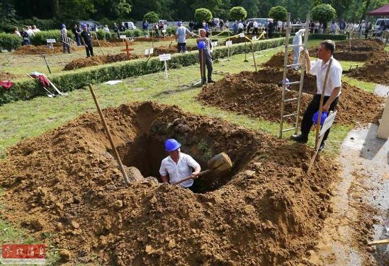 当地时间2016年6月3日，匈牙利德布勒森，匈牙利墓地运营商协会在一处公墓举办首届全国挖坟墓大赛。