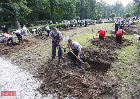 当地时间2016年6月3日，匈牙利德布勒森，匈牙利墓地运营商协会在一处公墓举办首届全国挖坟墓大赛。