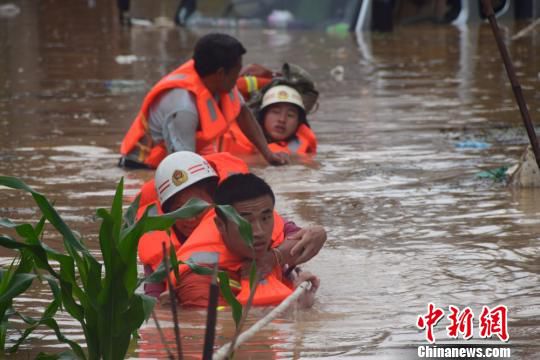 6月20日，贵州省黔西南州暴雨成灾。图为消防员抗洪救人。 黔西南消防 图