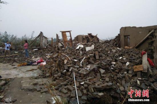 6月23日下午14点30分左右，江苏省盐城市阜宁县遭遇强冰雹和龙卷风双重灾害，在吴滩镇立新村，记者看到这里的房屋受损严重，路边树木和电线杆倒塌。目前，当地百姓已经被疏散到安全地带。谷华 摄