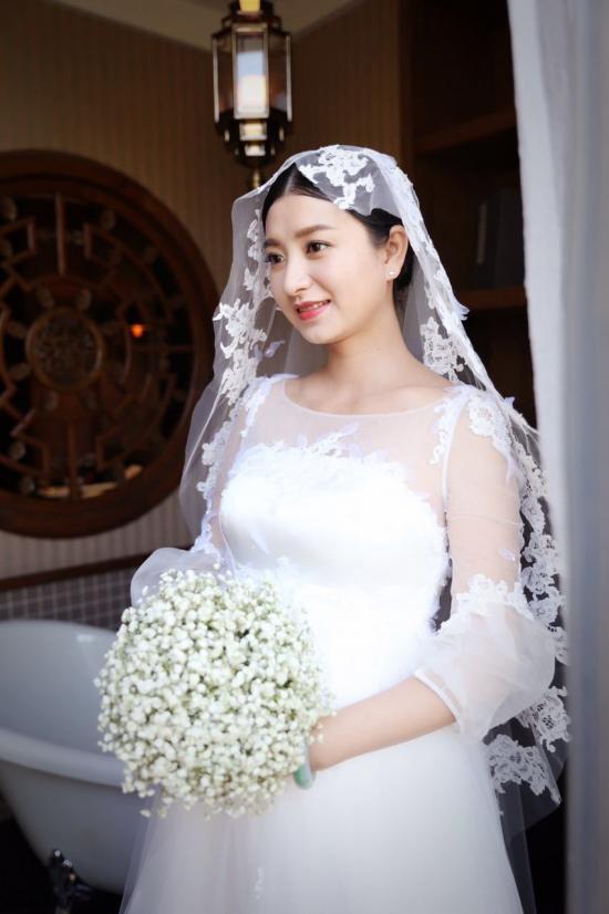 6月24日，曾在《甄嬛传》中出演沈眉庄的演员斓曦举行婚礼，斓曦腹部明显隆起，经确认已怀有身孕。《甄嬛传》导演郑晓龙为一对新人证婚。