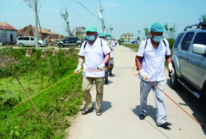 6月25日，在江苏省盐城市阜宁县东沟镇支桥村，工作人员在进行消毒防疫。j2开奖直播发