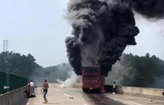 湖南客运大巴起火 现场救援人员：事故造成的伤亡人数众多