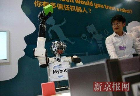 人形机器人模拟观众的动作。新京报记者 薛珺 摄