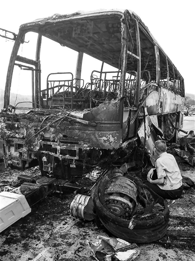 大巴车的车头已被烧成骨架供图/视觉中国