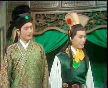 1975年，周润发在港版《红楼梦》里饰演蒋玉菡，当时的帅哥本质已经显露无疑。
