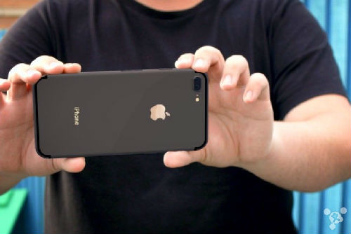 虽然，iPhone 7 不会是第一款使用双摄像头设计的智能手机，2014 年发布的 HTC One M8 就采用了这一设计。如果苹果决定推出搭载双后置摄像头的 iPhone 7 的话，它将采用阵列相机技术，并使用多光圈相机来提升整体的成像质量和低光性能。