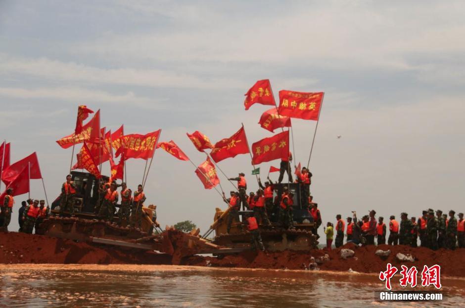 6月27日，在圆满完成鄱阳县向阳圩决口复堤任务后，武警水电二总队组织部队回撤，鄱阳县当地群众自发地站在街道两边，敲锣打鼓，欢送抢险官兵凯旋，救援官兵与群众挥手含泪告别。6月20日19时20分，鄱阳滨田河向阳圩发生64.7米决口。洪水横扫千里,堤顶右侧1.03万亩良田被淹，下游村庄5600余人生命财产安全告急。经过武警水电二总队500多名官兵连日作战，截至26日23时，江西鄱阳县向阳圩决口复堤工作全面结束，向阳圩堤恢复溃口前原有面貌，重筑了圩堤防汛安全屏障。徐迎华 摄 6月27日，在圆满完成鄱阳县向阳圩决口复堤任务后，武警水电二总队组织部队回撤，鄱阳县当地群众自发地站在街道两边，敲锣打鼓，欢送抢险官兵凯旋，救援官兵与群众挥手含泪告别。6月20日19时20分，鄱阳滨田河向阳圩发生64.7米决口。洪水横扫千里,堤顶右侧1.03万亩良田被淹，下游村庄5600余人生命财产安全告急。经过武警水电二总队500多名官兵连日作战，截至26日23时，江西鄱阳县向阳圩决口复堤工作全面结束，向阳圩堤恢复溃口前原有面貌，重筑了圩堤防汛安全屏障。徐迎华 摄