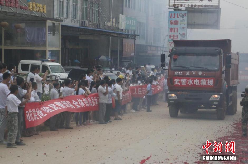 6月27日，在圆满完成鄱阳县向阳圩决口复堤任务后，武警水电二总队组织部队回撤，鄱阳县当地群众自发地站在街道两边，敲锣打鼓，欢送抢险官兵凯旋，救援官兵与群众挥手含泪告别。6月20日19时20分，鄱阳滨田河向阳圩发生64.7米决口。洪水横扫千里,堤顶右侧1.03万亩良田被淹，下游村庄5600余人生命财产安全告急。经过武警水电二总队500多名官兵连日作战，截至26日23时，江西鄱阳县向阳圩决口复堤工作全面结束，向阳圩堤恢复溃口前原有面貌，重筑了圩堤防汛安全屏障。徐迎华 摄 6月27日，在圆满完成鄱阳县向阳圩决口复堤任务后，武警水电二总队组织部队回撤，鄱阳县当地群众自发地站在街道两边，敲锣打鼓，欢送抢险官兵凯旋，救援官兵与群众挥手含泪告别。6月20日19时20分，鄱阳滨田河向阳圩发生64.7米决口。洪水横扫千里,堤顶右侧1.03万亩良田被淹，下游村庄5600余人生命财产安全告急。经过武警水电二总队500多名官兵连日作战，截至26日23时，江西鄱阳县向阳圩决口复堤工作全面结束，向阳圩堤恢复溃口前原有面貌，重筑了圩堤防汛安全屏障。徐迎华 摄