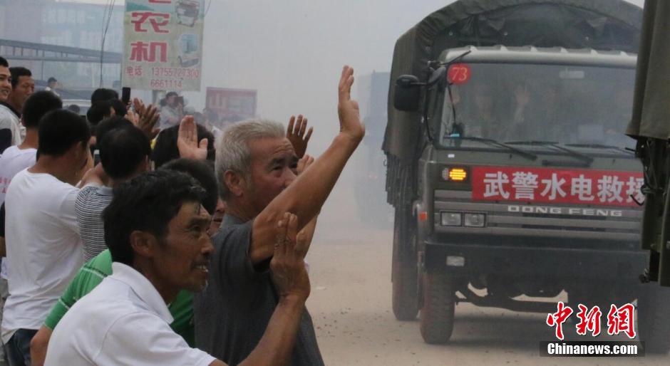 6月27日，在圆满完成鄱阳县向阳圩决口复堤任务后，武警水电二总队组织部队回撤，鄱阳县当地群众自发地站在街道两边，敲锣打鼓，欢送抢险官兵凯旋，救援官兵与群众挥手含泪告别。6月20日19时20分，鄱阳滨田河向阳圩发生64.7米决口。洪水横扫千里,堤顶右侧1.03万亩良田被淹，下游村庄5600余人生命财产安全告急。经过武警水电二总队500多名官兵连日作战，截至26日23时，江西鄱阳县向阳圩决口复堤工作全面结束，向阳圩堤恢复溃口前原有面貌，重筑了圩堤防汛安全屏障。徐迎华 摄 6月27日，在圆满完成鄱阳县向阳圩决口复堤任务后，武警水电二总队组织部队回撤，鄱阳县当地群众自发地站在街道两边，敲锣打鼓，欢送抢险官兵凯旋，救援官兵与群众挥手含泪告别。6月20日19时20分，鄱阳滨田河向阳圩发生64.7米决口。洪水横扫千里,堤顶右侧1.03万亩良田被淹，下游村庄5600余人生命财产安全告急。经过武警水电二总队500多名官兵连日作战，截至26日23时，江西鄱阳县向阳圩决口复堤工作全面结束，向阳圩堤恢复溃口前原有面貌，重筑了圩堤防汛安全屏障。徐迎华 摄