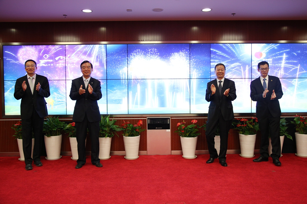 图：万峰董事长等新华保险领导共同启动第十六届客户服务节。