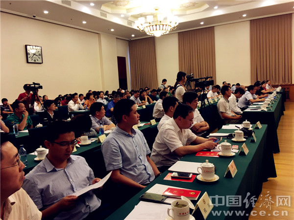 6月28日下午，“2016全国节能环保产业发展会议暨绿十字工程启动新闻发布会”在全国政协礼堂举行。 中国经济网记者 苏琳摄。
