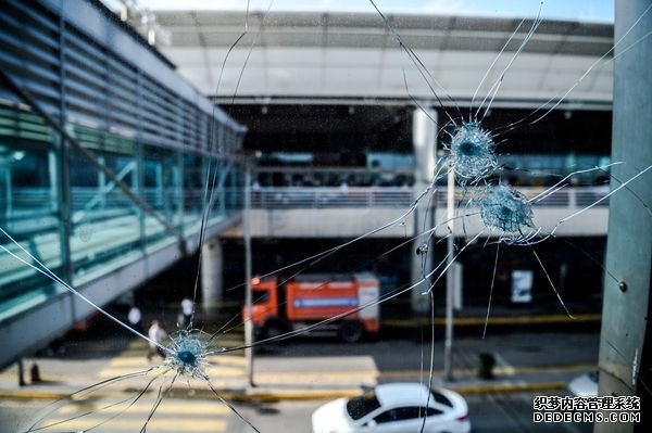 目击者描述土耳其机场袭击惊魂