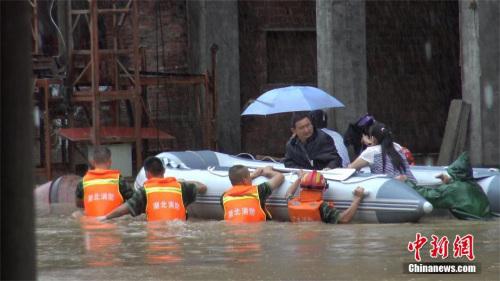 7月1日，湖北广水市平岭镇朝阳街因暴雨发生严重内涝，致大量居民被困。 李航 摄