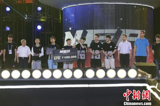 NEA2016决赛在京举行。王思聪投资组建的iG（Invictus Gaming）战队，最终夺得《DOTA2》决赛总冠军。 韩海丹 摄