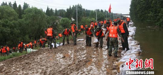 武警湖北省总队黄冈支队官兵挨家挨护转移受灾群众 郭峰 摄