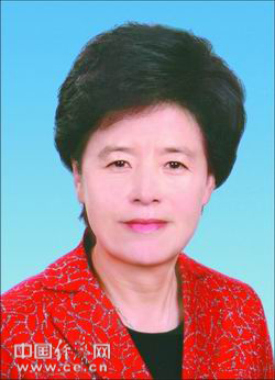 咸辉，女，回族，1958年3月生，甘肃定西人，1976年12月加入中国共产党，1975年3月参加工作，研究生学历，行政管理专业，管理学博士。