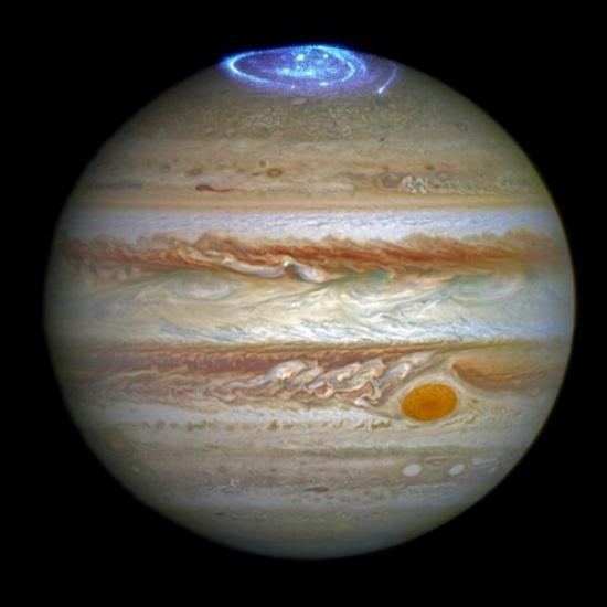 哈勃望远镜捕捉到的木星极光（图片来源于hubblesite.org）