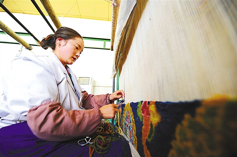 一直以来，西藏不断加大对民族手工业的扶持力度，在资金和政策等方面给予一定倾斜。在众多西藏民族手工业产品中，藏毯产业逐渐成为西藏民族手工业的“领头羊”。据统计，截至目前，西藏现有重点藏毯生产企业十余家，产品畅销国内外市场。2015年实现产值超3.5亿元。