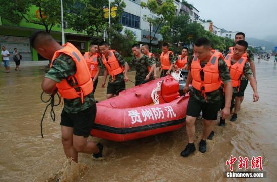 7月3日晚至4日凌晨，贵州省铜仁市东南部遭遇强降雨天气，其中在碧江区六龙山乡出现特大暴雨，降水量为212.7毫米，3县56乡镇出现暴雨。图为武警铜仁支队官兵投入抗洪。中新社发 李军 摄