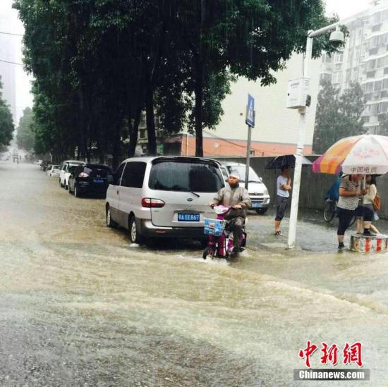 湖北华中师范大学南门，洪山区珞喻路附近被淹没。 供图