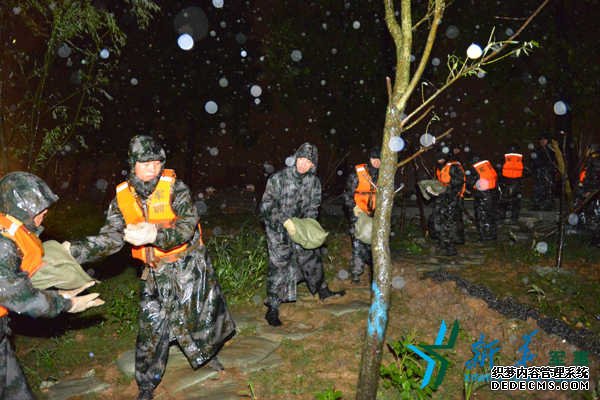 湖北省军区救援部队发挥持续作战顽强精神参与抗洪抢险