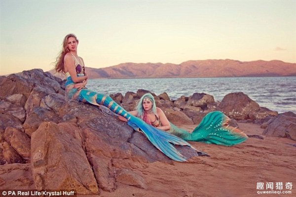 据英国《每日邮报》报道，26岁的杰西卡·贝尔(Jessica Bell)和30岁的阿米莉亚·拉斯特(Amelia Lassetter)都在珀斯的海边长大，她们从小热爱迪士尼动画，幻想长大后能够成为《小美人鱼》中的爱丽儿。