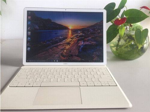 偶然的机会得知华为推出了首款二合一笔记本电脑HUAWEI MateBook。在网上通过各种渠道和介绍有了一些简单的了解，又在华为线下体验店实际体验了这款极限轻薄的二合一笔记本电脑，发现这款12寸屏幕的笔记本电脑重量仅为640g，厚度低至6.9mm，不仅实现了轻与薄的结合，更配备强大的第6代智能英特尔酷睿m处理器和Windows10操作系统，能够成为强大的办公生产力。完全戳中内心多年的痛点，于是本港台直播毫不犹豫的捧回一台。