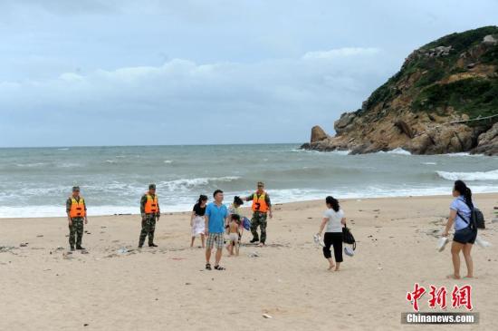 7月8日，福建连江县黄岐半岛避风港停泊着500多艘渔船。截至目前，福建33182艘海上作业渔船已全部进港避风。今年第1号台风“尼伯特”8日5点50分以超强台风级在台湾台东太麻里乡沿海登陆后，继续向福建沿海一带靠近。中新社记者吕明摄