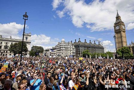 据中新社记者报道，英国大批民众7月2日在伦敦市中心举行示威游行，反对英国脱离欧盟。组织者称，超过4万名示威者参加了此次游行。