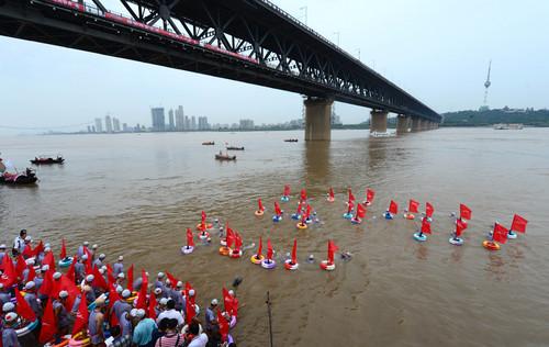 南方持续强降雨致水位猛涨 武汉国际渡江节取消