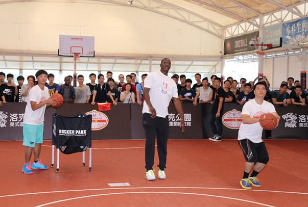 威尔金斯空降上海 百名球迷共度篮球尖峰时刻