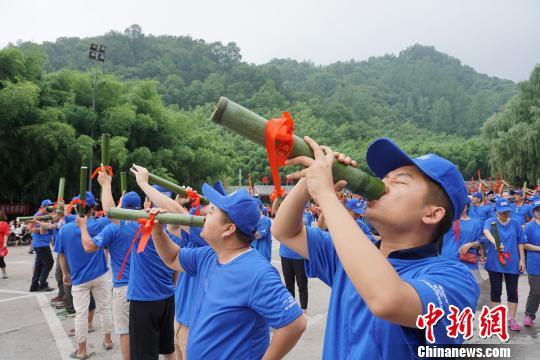 数千游客手举竹筒喝啤酒，短短数十秒就喝光，场面壮观。 贾亲亲 摄