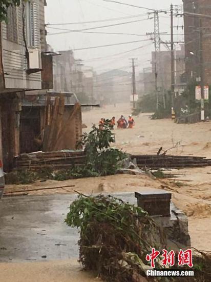 7月9日13时45分，今年第1号台风“尼伯特”在福建石狮沿海登陆。受台风影响，强降雨侵袭福州，多地内涝严重。图为福州闽侯县受灾严重。 中新社记者 陈帆 摄