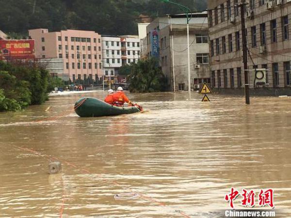 图为重灾区福州市闽清县县城救援现场。福建消防摄