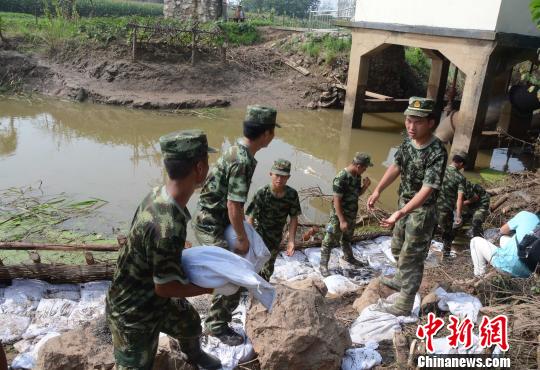 7月10日18时，经过武警水电二总队100余名官兵连续6小时的奋战，九江庐山区新港镇长江干堤东升北堤一排涝站背水面边坡一处15米长的管涌群得到控制，堤坝得到加固。 徐迎华 摄