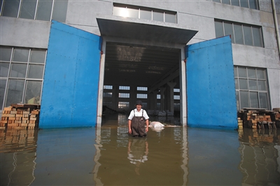 蒋彬彬为了保护下游村庄，将水堵在自家厂房内。2000多吨的原材料被浸泡，损失六十多万元。