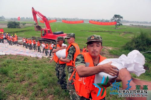 武警安徽总队官兵在安徽多地抗击台风“尼伯特”